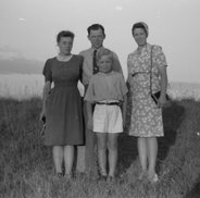 Grethe, Svend Arne, Esther samt en feriedreng