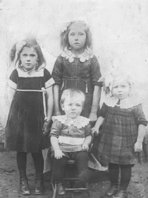 Inger, Ester, Carla og Henning 1922