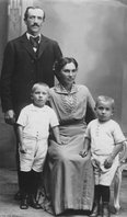 Jane og Jens Peter Poulsen med børnene  Hilmer og Poul 1917.