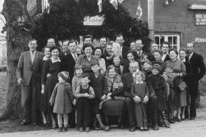 Familien ved Sofie og Carl Hansens guldbryllup 1956.