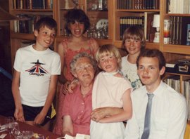 Ester Poulsen med børnebørnene 1985