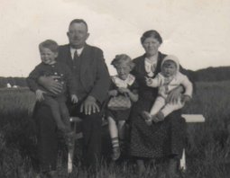 Sofie og Carl Hansen med de 3 ældste børnebørn, Knud, Gurli og Birthe.